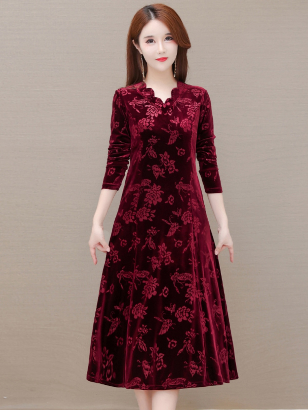 Women Fashion Over 60 - Элегантное бархатное платье с V-образным вырезом,